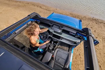 Vista del techo descapotable y asientos del Ford Bronco.