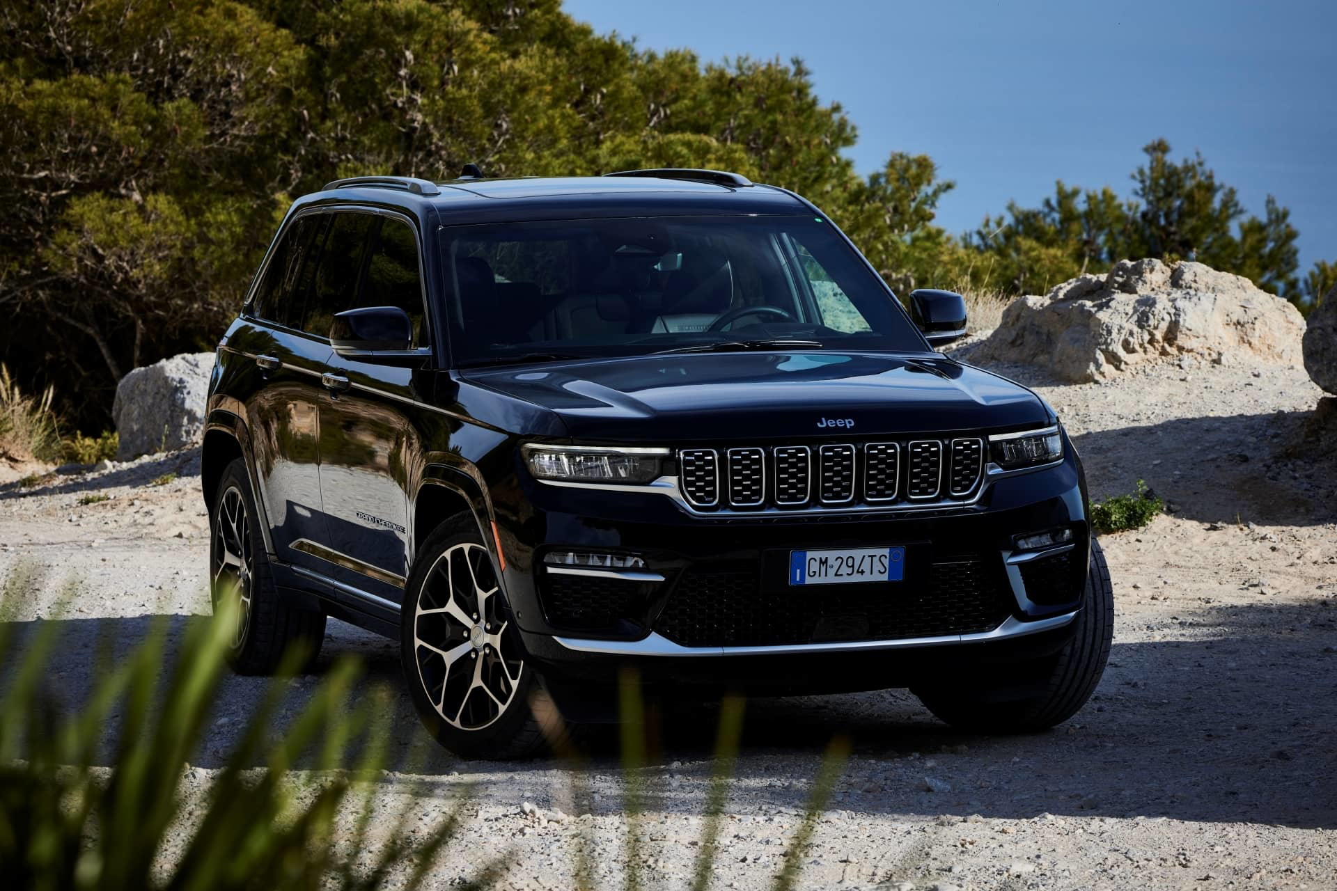 Imagen frontal lateral del Jeep Grand Cherokee, mostrando su robustez y diseño elegante.