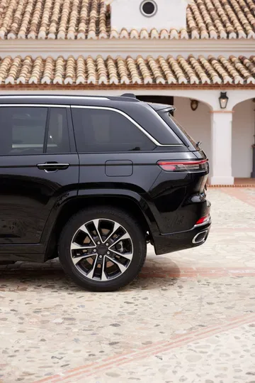 Vista trasera y lateral del Jeep Grand Cherokee, mostrando diseño robusto y elegante.