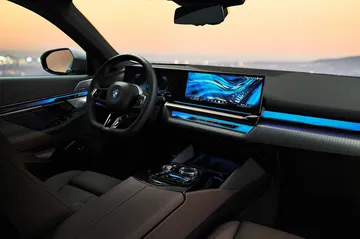 Vista del habitáculo con el sistema de iluminación ambiental activado en un BMW Serie 5.