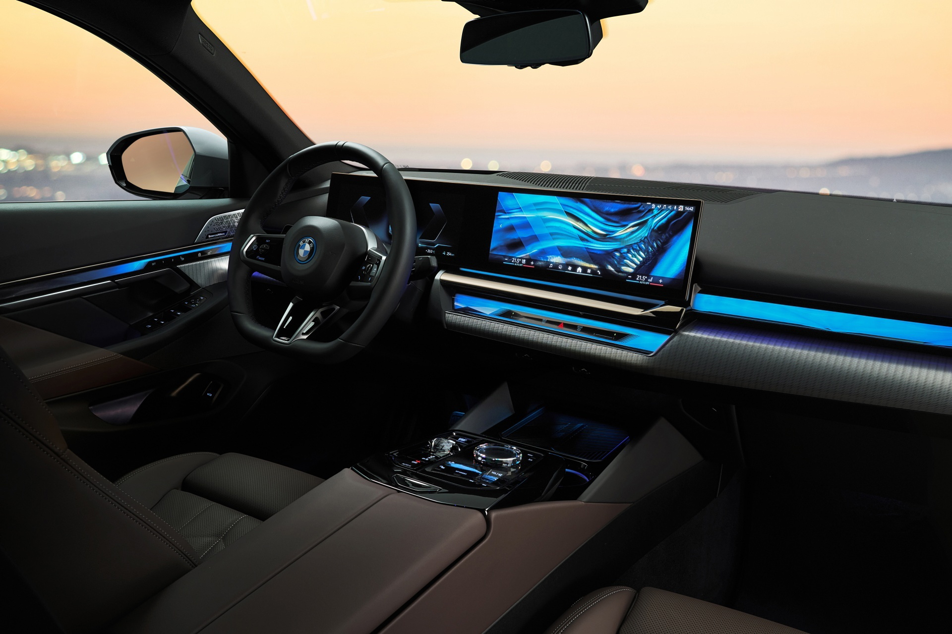 Vista del habitáculo con el sistema de iluminación ambiental activado en un BMW Serie 5.