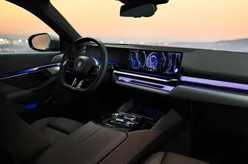 Vista lateral del habitáculo con iluminación ambiental en BMW Serie 5.