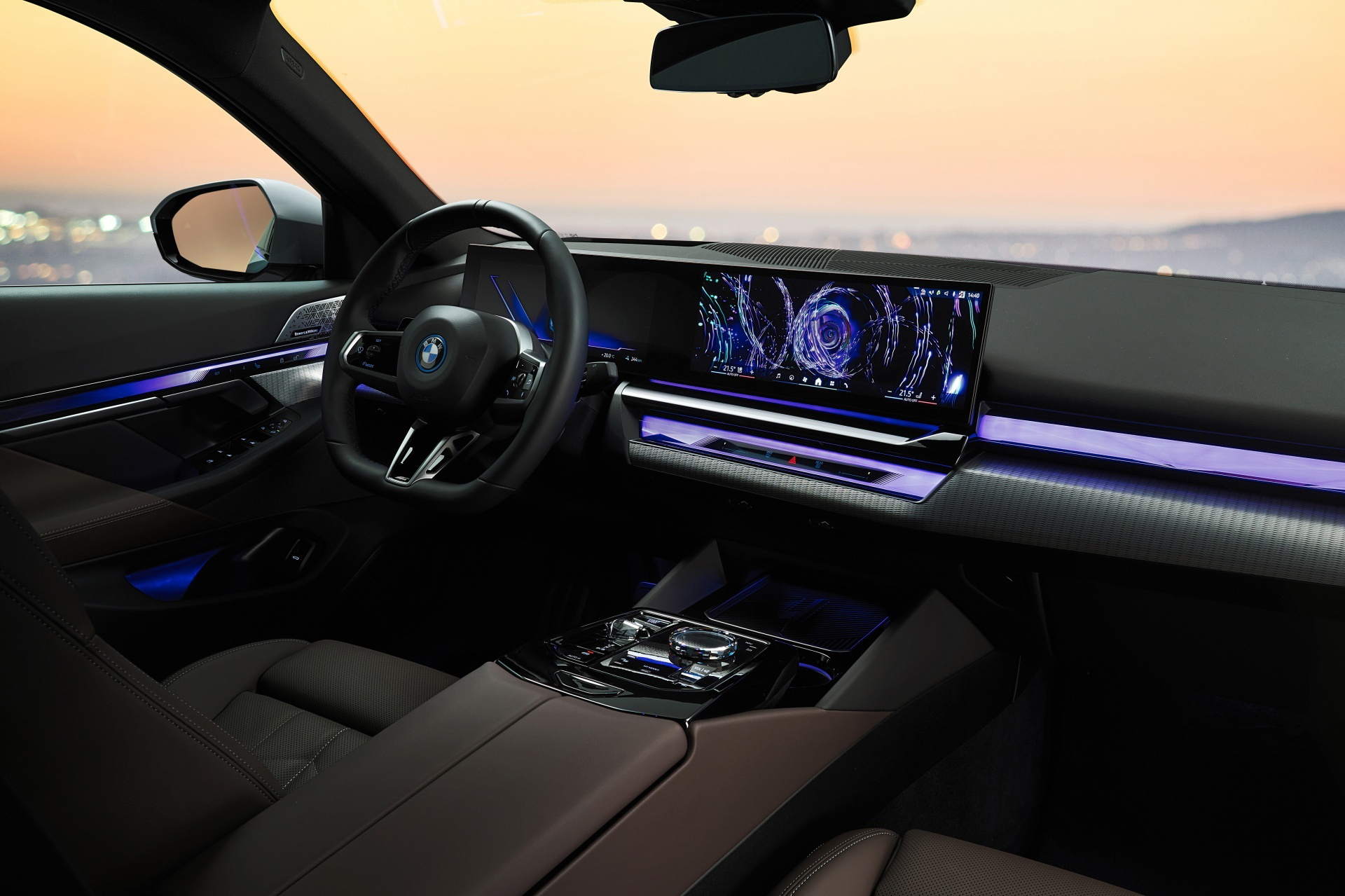 Vista lateral del habitáculo con iluminación ambiental en BMW Serie 5.