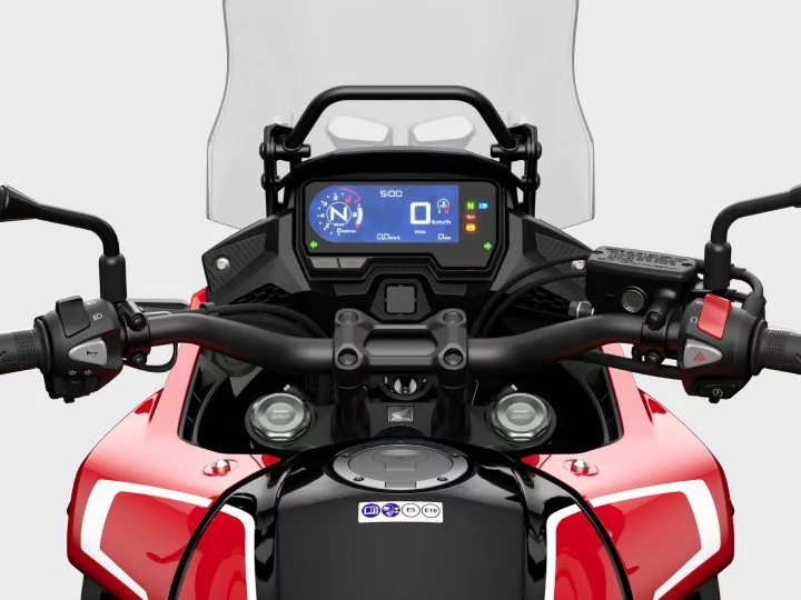 La Honda CB500X es una moto trail que está en oferta con Honda Plus Go! de  serie, matricula incluida