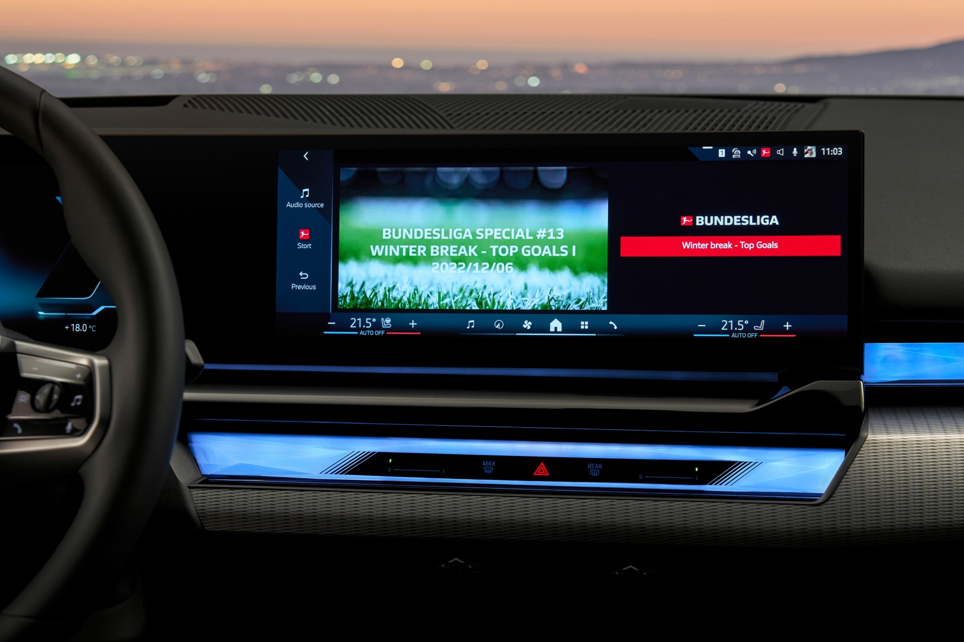 Vista del cuadro de instrumentos digital del BMW Serie 5, iluminación ambiental.