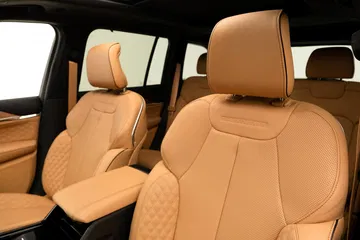 Vista de los asientos de piel beige del Jeep Grand Cherokee.