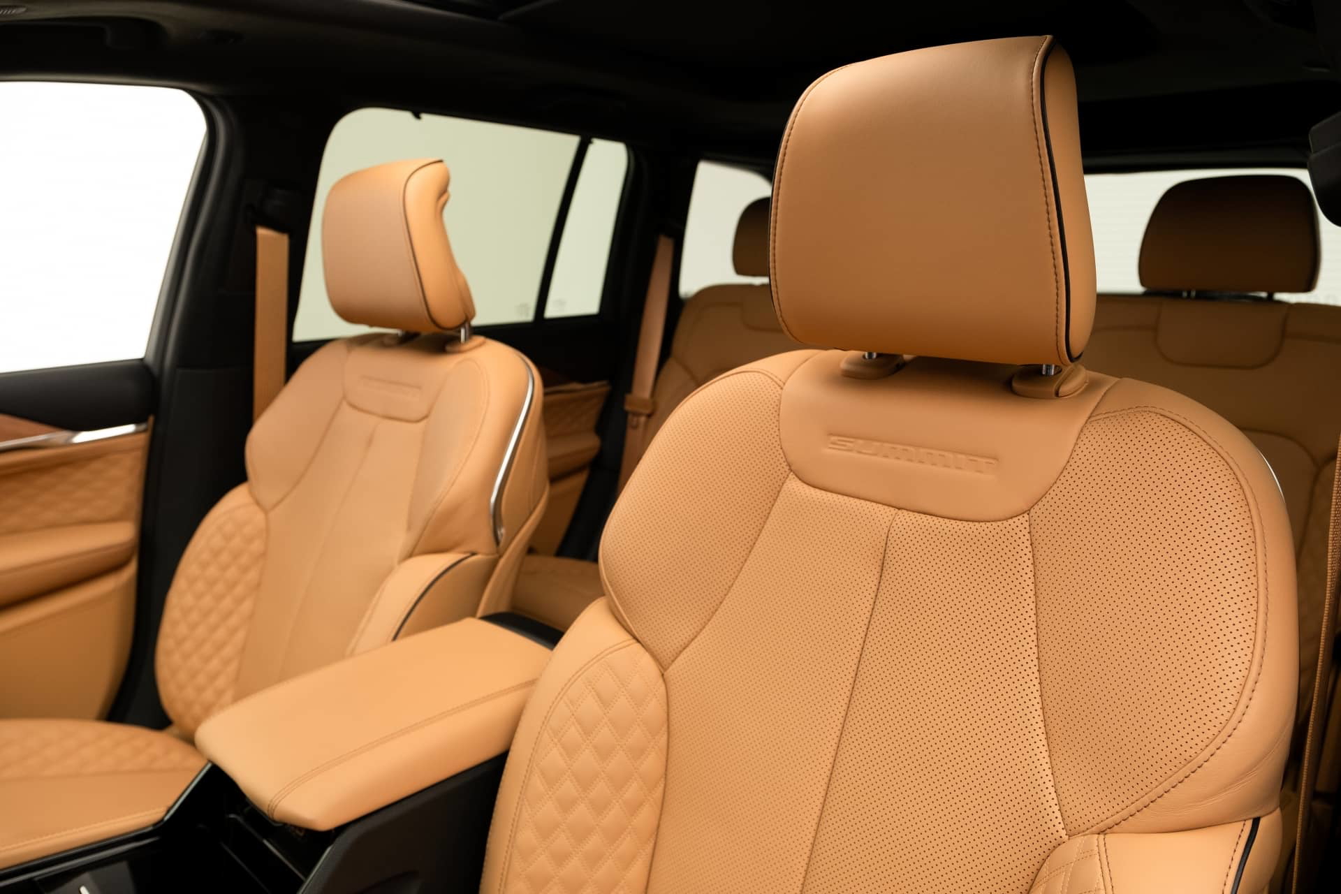 Vista de los asientos de piel beige del Jeep Grand Cherokee.