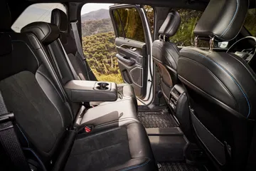 Vista lateral de los asientos de cuero del Jeep Grand Cherokee.