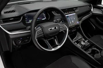 Vista lateral del volante y consola central del Jeep Grand Cherokee.