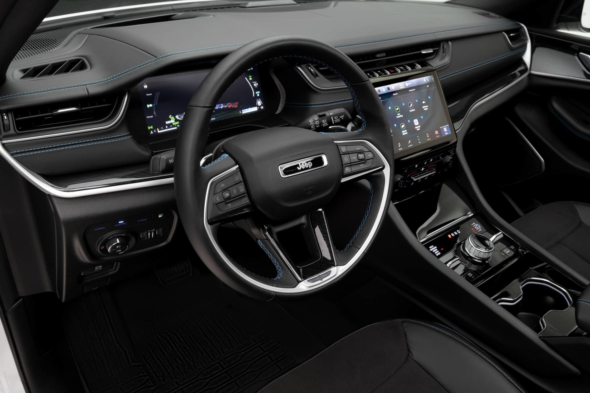 Vista lateral del volante y consola central del Jeep Grand Cherokee.