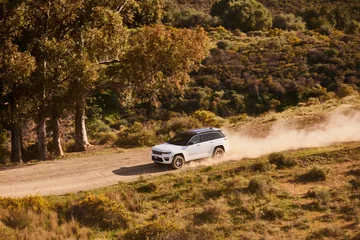 Jeep Grand Cherokee mostrando sus capacidades todoterreno.