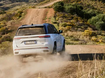Vista dinámica del Jeep Grand Cherokee, destacando su capacidad off-road.