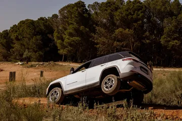 Vista dinámica del Jeep Grand Cherokee mostrando sus capacidades todoterreno.