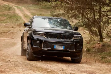 Jeep Grand Cherokee enfrentando terreno agreste, muestra su capacidad todo terreno.