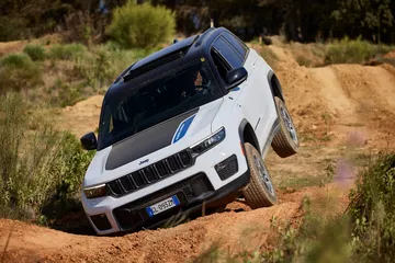 Vista angular delantera del Jeep Grand Cherokee en acción off-road.