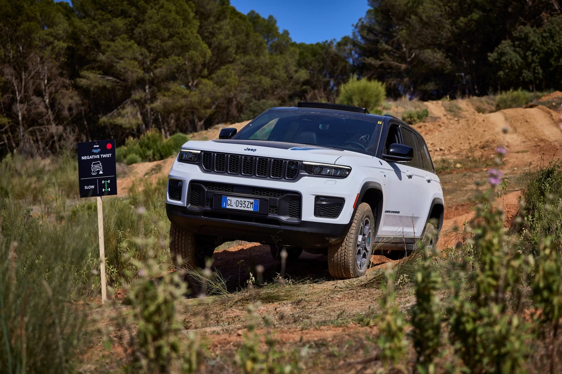 Jeep Grand Cherokee superando obstáculos en terreno irregular.