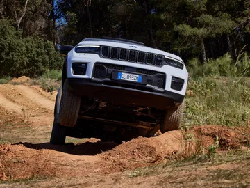 Un Jeep Grand Cherokee superando un obstáculo off-road.