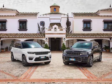 Vista frontal y lateral de dos Jeep Grand Cherokee.