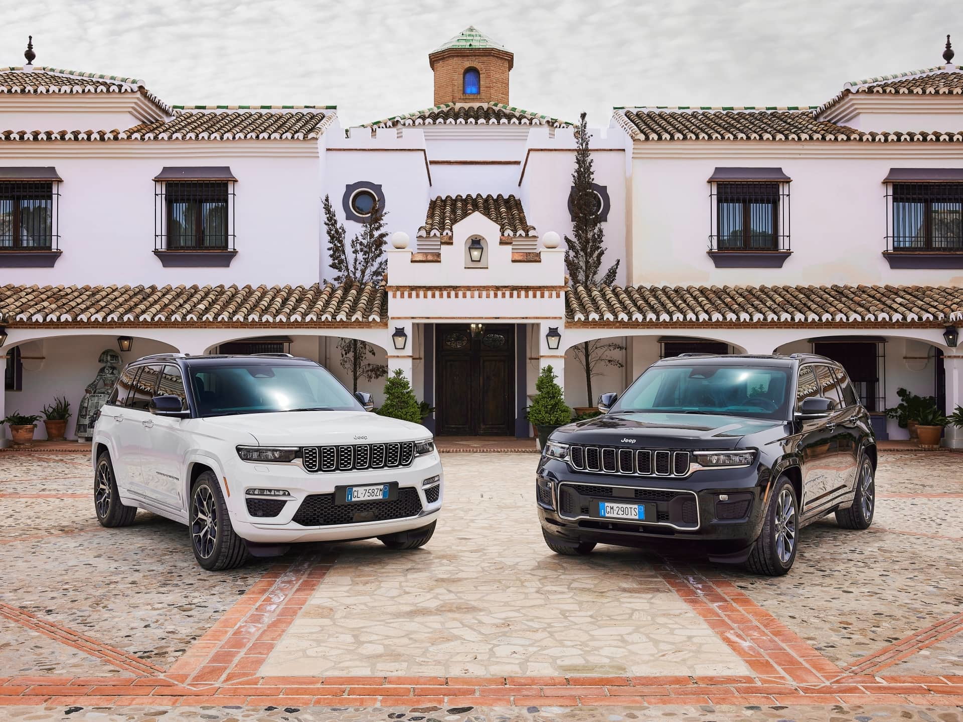 Vista frontal y lateral de dos Jeep Grand Cherokee.
