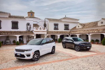 Vista frontal y lateral del Jeep Grand Cherokee, realzando su diseño robusto