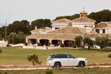 Vista lateral del Jeep Grand Cherokee en un entorno campestre