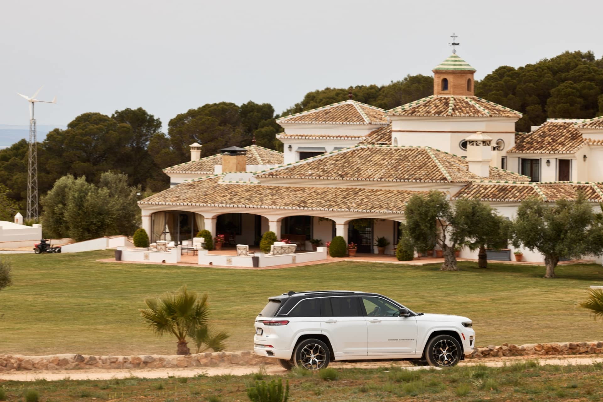 Vista lateral del Jeep Grand Cherokee en un entorno campestre