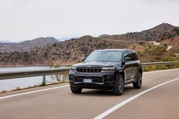 Vista dinámica del Jeep Grand Cherokee rodando en carretera abierta.