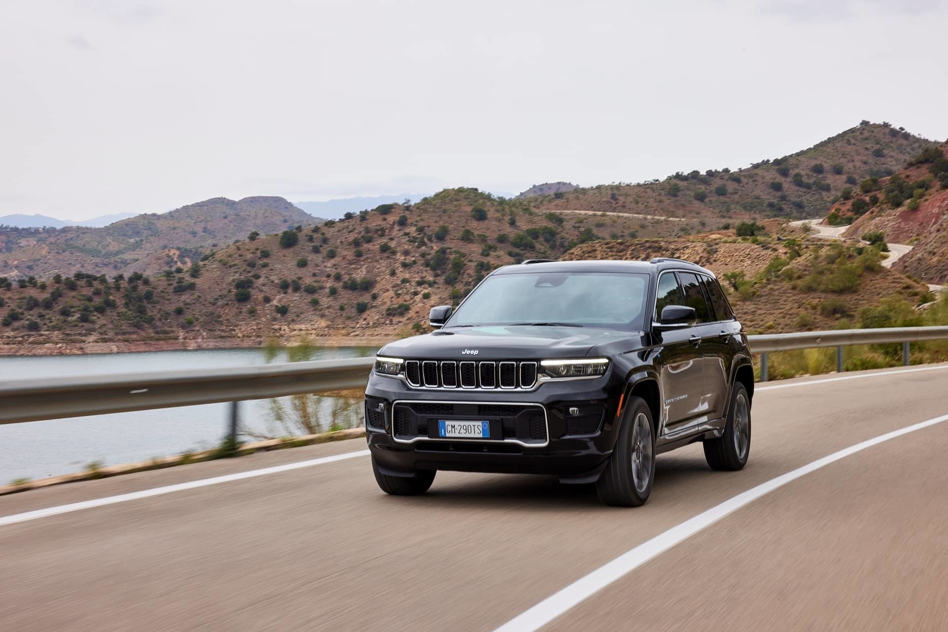 Vista dinámica del Jeep Grand Cherokee rodando en carretera abierta.