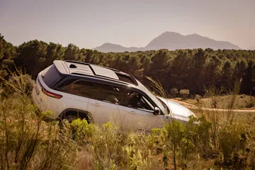 Vista lateral del Jeep Grand Cherokee en entorno natural