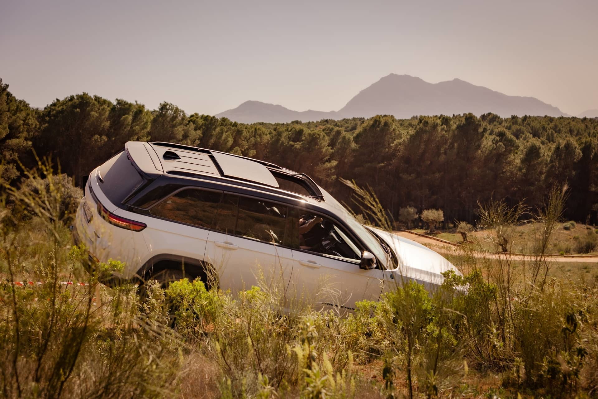 Vista lateral del Jeep Grand Cherokee en entorno natural