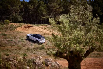 Vista lateral del Jeep Grand Cherokee en un entorno natural.