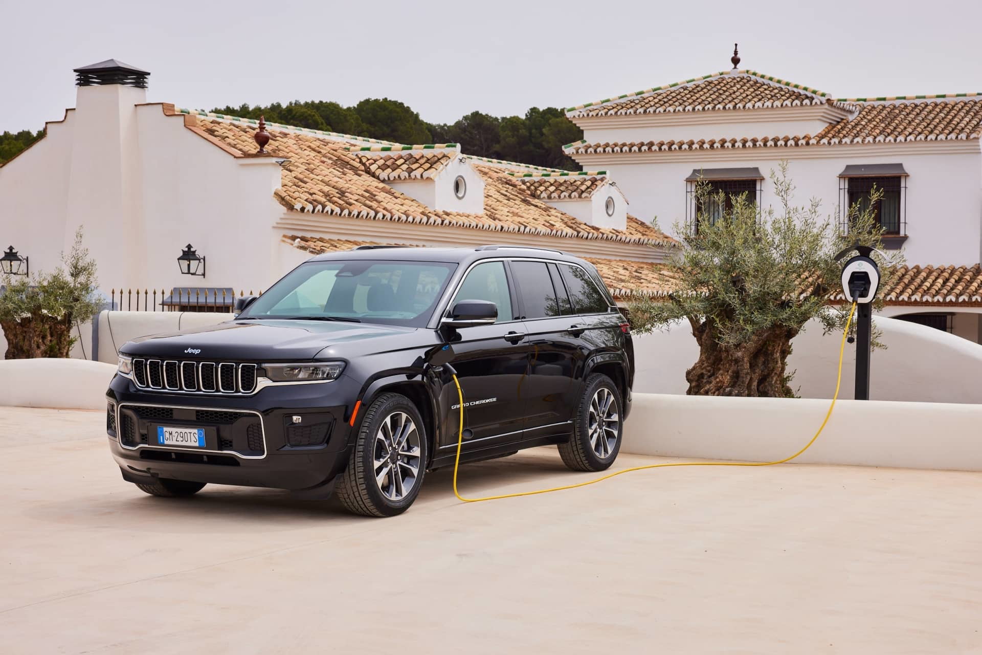 Vista lateral del Jeep Grand Cherokee, mostrando elegante línea y llantas distintivas.