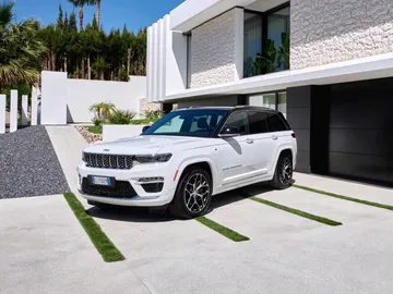Vista lateral del Jeep Grand Cherokee, destacando su diseño robusto y elegante.
