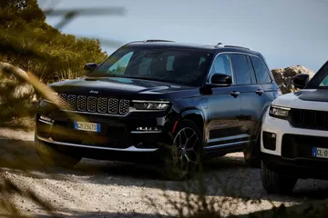 Vista angular delantera del Jeep Grand Cherokee, resaltando su robustez.