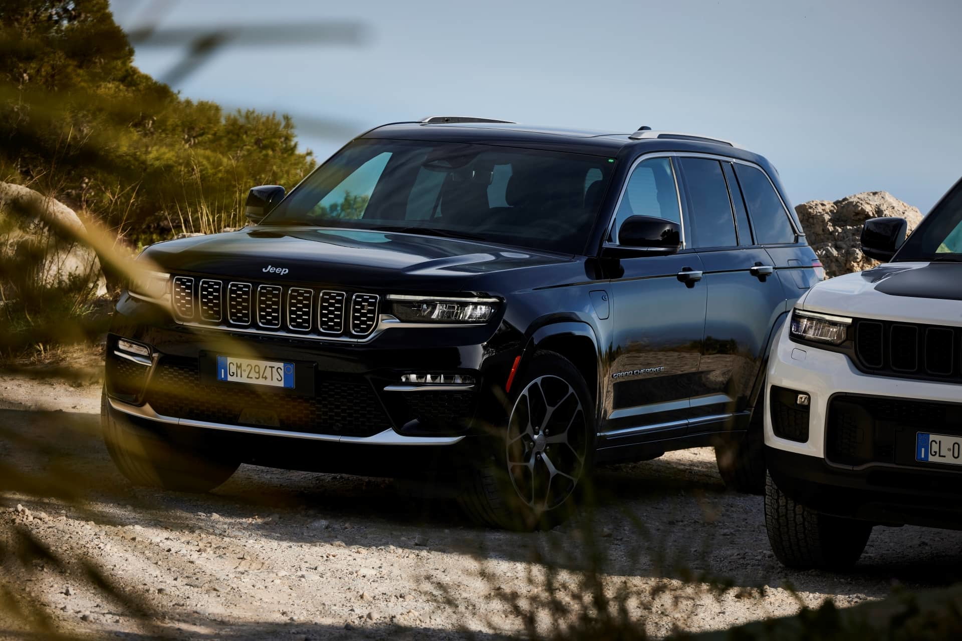 Vista angular delantera del Jeep Grand Cherokee, resaltando su robustez.