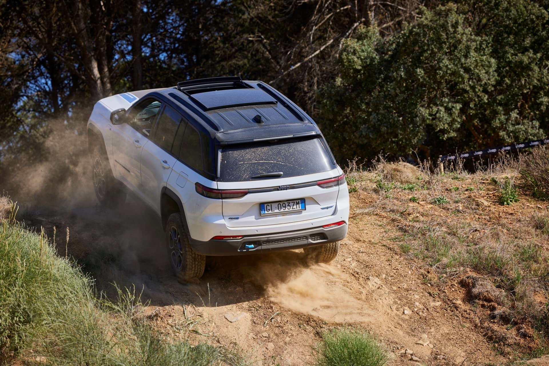 Jeep Grand Cherokee superando una pendiente con destreza.