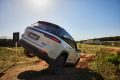 Vista dinámica Jeep Grand Cherokee superando obstáculo en terreno off-road