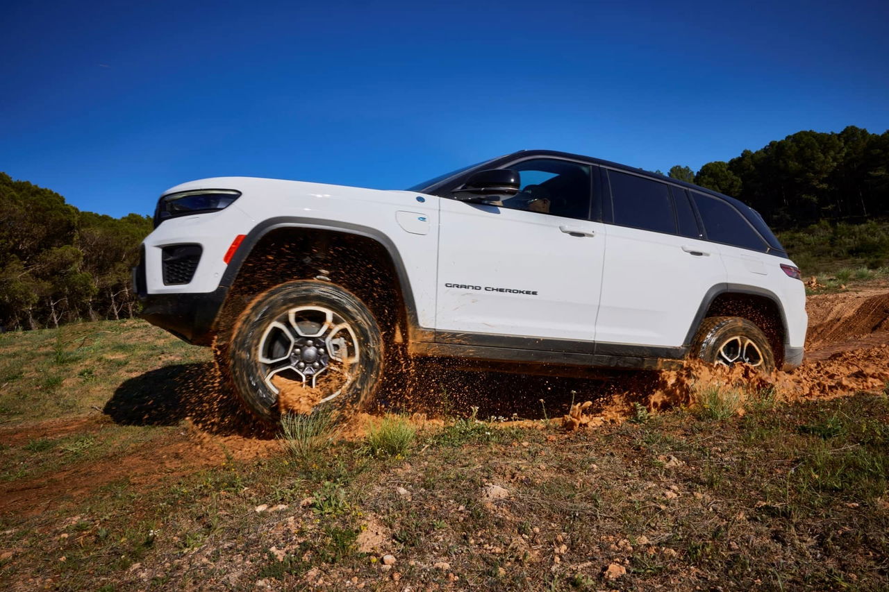 Vista lateral del Jeep Grand Cherokee mostrando sus capacidades todoterreno