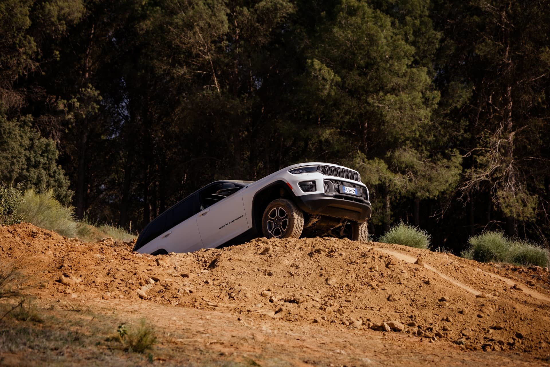 El Jeep Grand Cherokee superando terreno accidentado con aptitud.