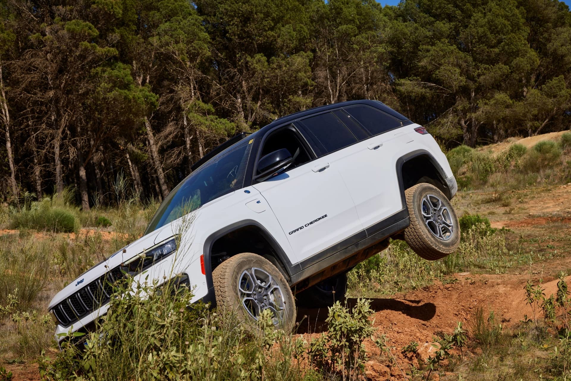 Vista lateral del Jeep Grand Cherokee superando un terreno inclinado