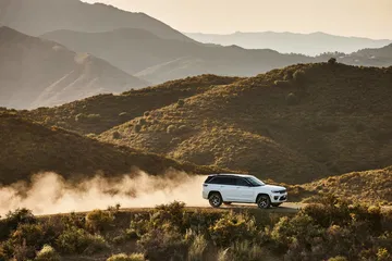 Jeep Grand Cherokee conquistando terreno montañoso con destreza.