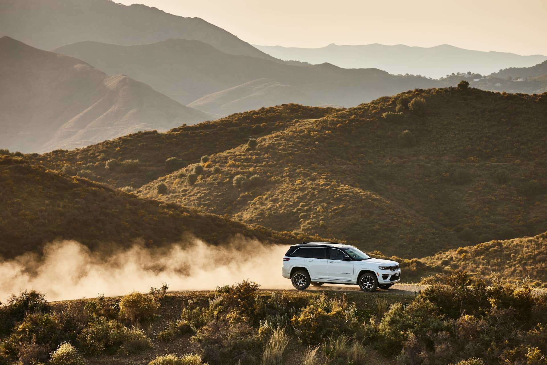 Jeep Grand Cherokee conquistando terreno montañoso con destreza.