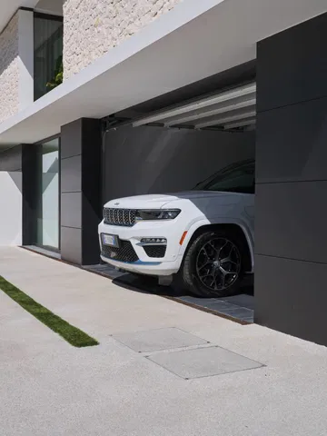 Vista frontal angulada del Jeep Grand Cherokee, destacando su imponente parrilla.