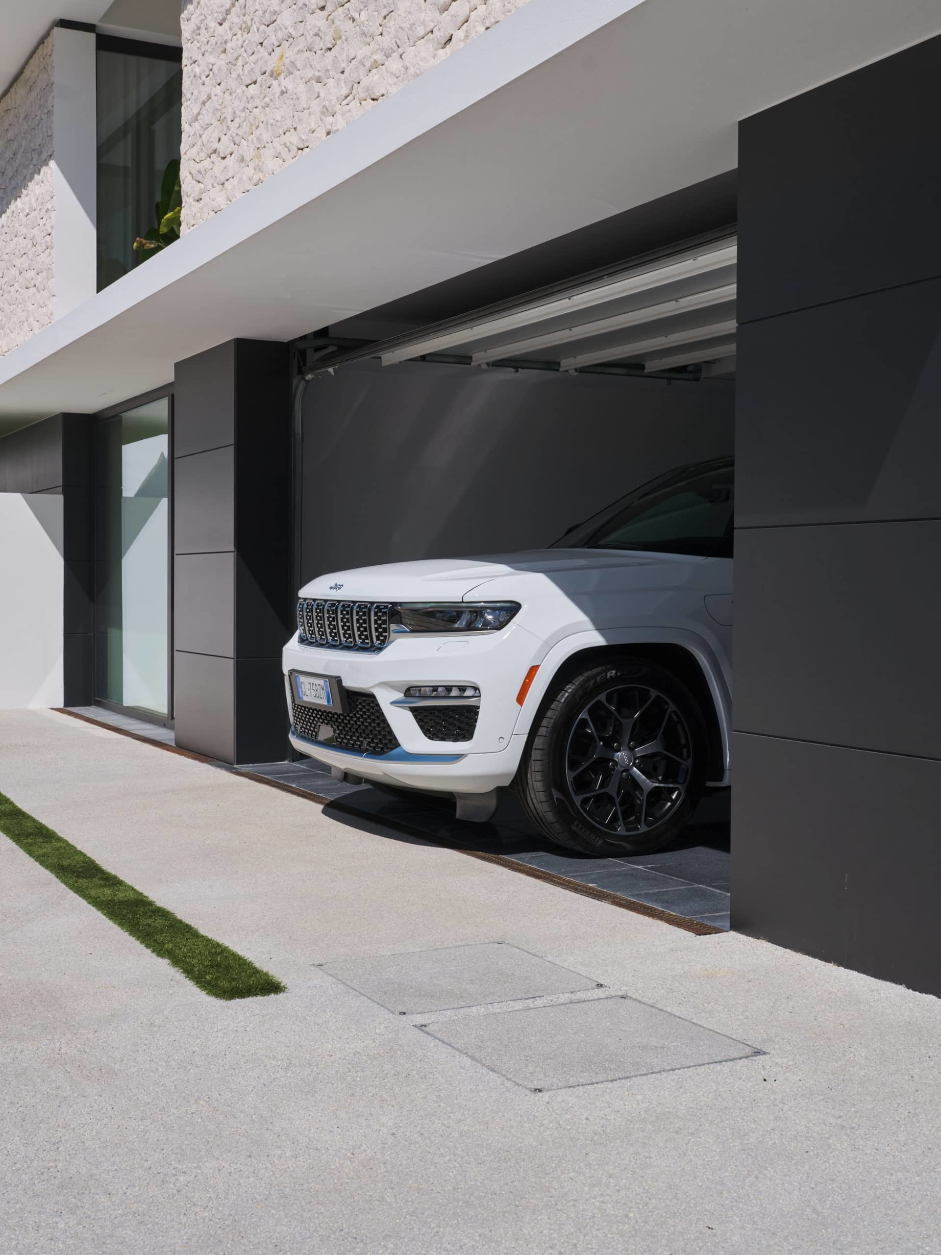 Vista frontal angulada del Jeep Grand Cherokee, destacando su imponente parrilla.