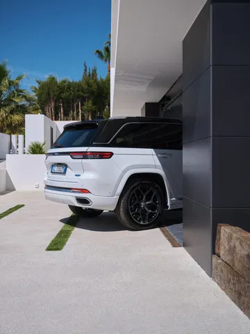 Vista trasera y lateral del Jeep Grand Cherokee aparcado.