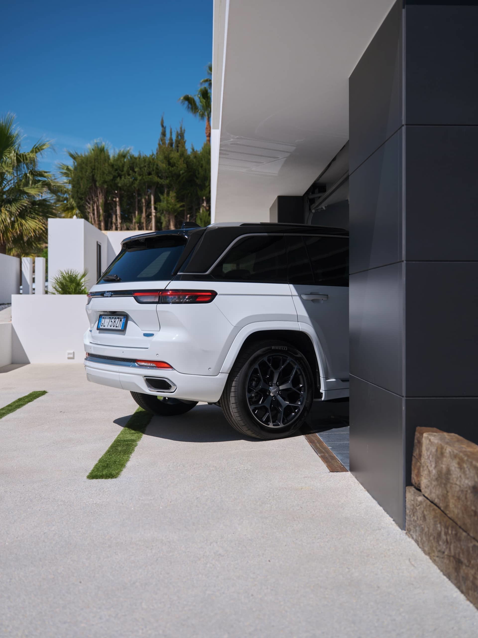 Vista trasera y lateral del Jeep Grand Cherokee aparcado.