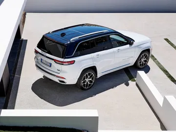 Vista aérea que realza las líneas trasera y lateral del Grand Cherokee.