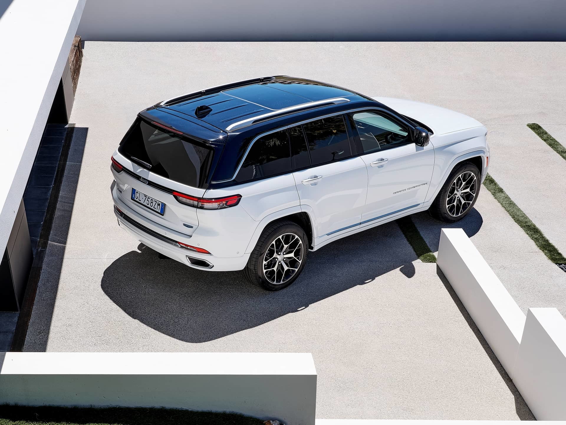 Vista aérea que realza las líneas trasera y lateral del Grand Cherokee.
