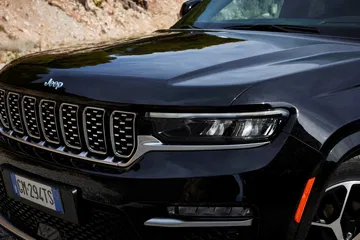 Vista frontal parcial enfocando la parrilla icónica del Jeep Grand Cherokee.