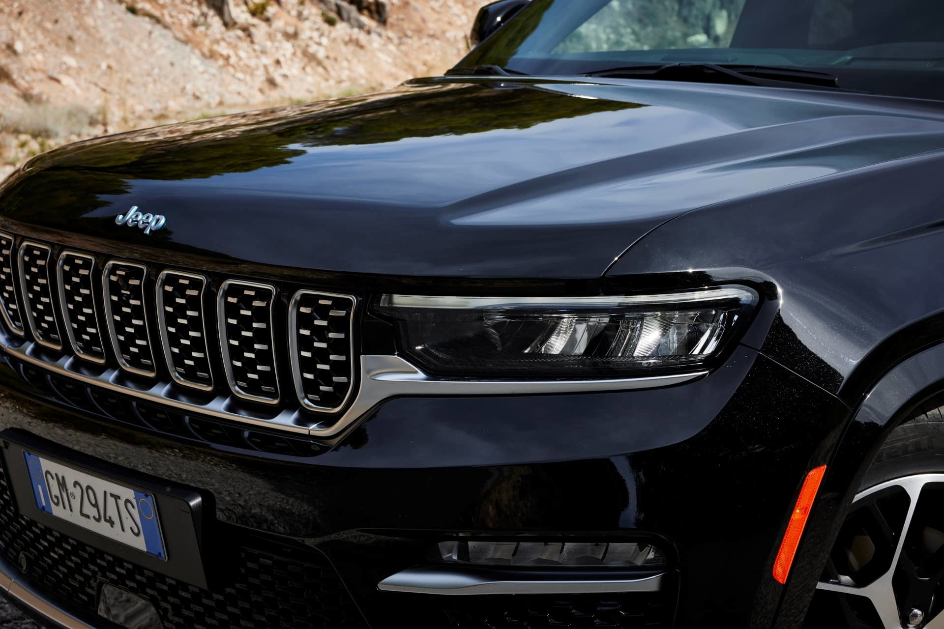 Vista frontal parcial enfocando la parrilla icónica del Jeep Grand Cherokee.